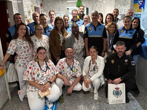 Los pacientes pediátricos del Hospital La Candelaria reciben la visita de la Policía Local de Santa Cruz de Tenerife