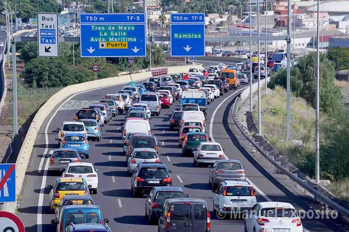 La mitad de los coches que hay no podrán circular por estas ciudades de Canarias